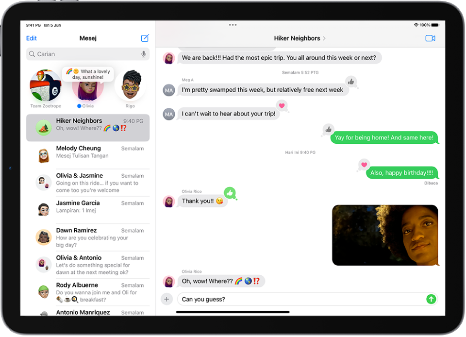 Perbualan kumpulan dalam Mesej. Gelembung mesej berwarna hijau, yang menandakan sekurang-kurangnya satu orang tidak menggunakan iMessage.