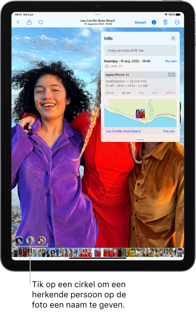 Het iPad-scherm toont een foto die in de Foto's-app is geopend. Linksonder in de foto staan vraagtekens naast mensen die op de foto staan.