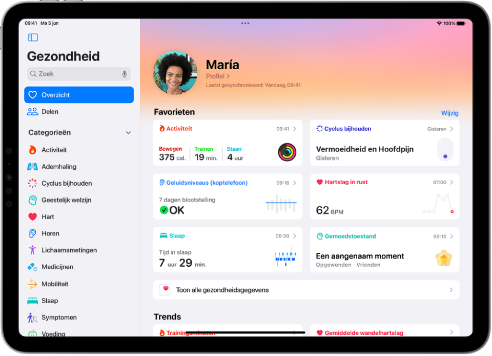 Het overzichtsscherm in Gezondheid. Informatie over activiteit, geluidsniveaus van je koptelefoon, slaap, cyclus bijhouden, hartslag in rust en het aantal gezette stappen staat onder 'Favorieten'.