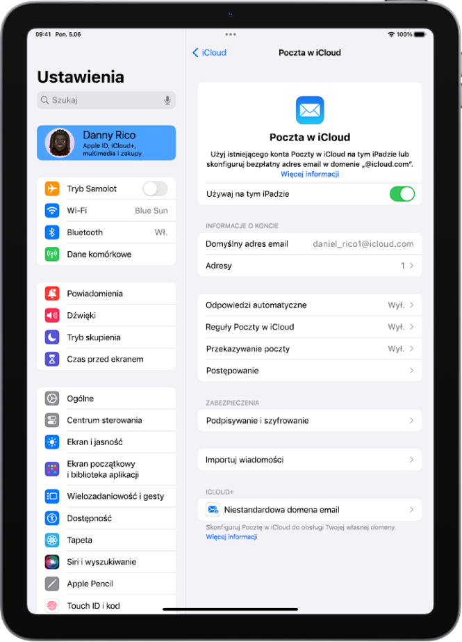 Aplikacja Ustawienia wyświetlająca ekran Poczta w iCloud. Na dole menu widoczna jest opcja Niestandardowa domena email.