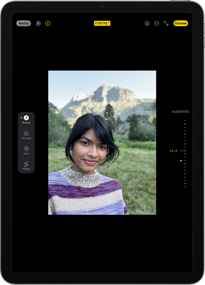 Ekran edycji zdjęcia zrobionego w trybie Portret. Na środku ekranu widoczne jest zdjęcie portretowe. Po prawej stronie ekranu znajduje się suwak umożliwiający regulowanie głębi. Po lewej stronie ekranu znajdują się przyciski Portret, Skoryguj, Filtry oraz Kadruj. Zaznaczony jest przycisk Portret.