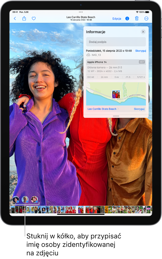 Ekran iPada z wyświetlonym zdjęciem otwartym w aplikacji Zdjęcia. W lewym dolnym rogu zdjęcia, obok osób widocznych na nim wyświetlane są znaki zapytania.