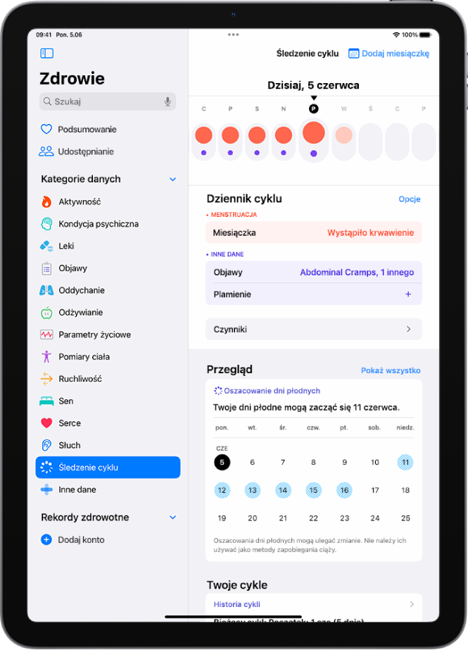 Ekran śledzenia cyklu. Na górze ekranu widoczna jest linia czasowa przedstawiająca tydzień. Pierwsze pięć dni na linii czasowej oznaczone jest czerwonymi kółkami oraz purpurowymi kropkami. Poniżej linii czasowej widoczne są opcje umożliwiające między innymi dodawanie informacji o miesiączce i objawach.