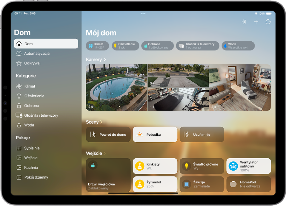 Aplikacja Dom z paskiem bocznym widocznym po lewej. U góry po lewej znajdują się pozycje Dom, Automatyzacja oraz Odkrywaj. Poniżej widoczne są sekcje Kategorie oraz Pokoje. Po prawej stronie paska bocznego, u góry, widoczne są przyciski Interkom, Dodaj oraz Więcej opcji. U góry ekranu widoczne są przyciski kategorii. Poniżej znajdują się sceny, obraz z kamer oraz akcesoria w danym pokoju.