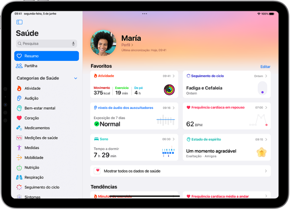 O ecrã Resumo na aplicação Saúde. A informação acerca da atividade, níveis de áudio dos auscultadores, sono, seguimento do ciclo, frequência cardíaca em repouso e passos aparece sob Favoritos.