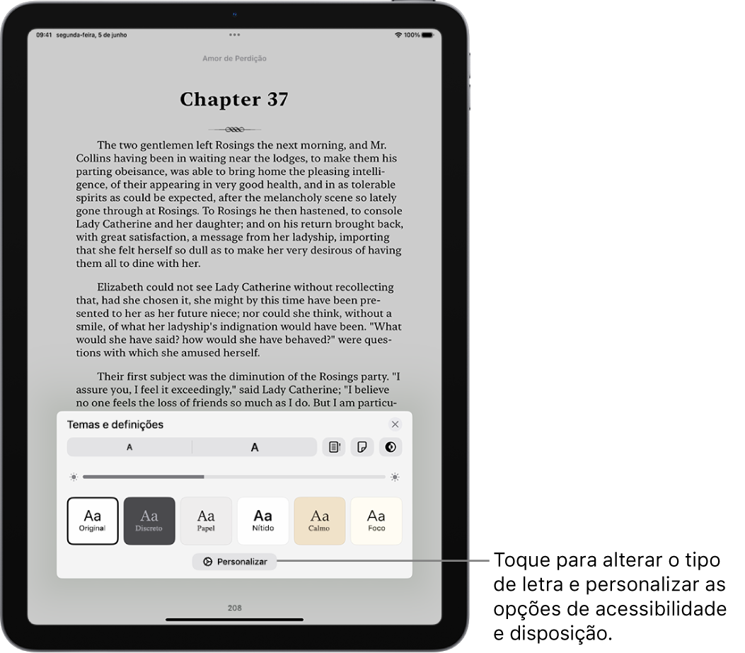 Uma página de um livro na aplicação Livros. As opções Temas e definições a mostrarem controlos de tamanho do tipo de letra, vista de deslocação, estilo ao virar a página, brilho e estilos de tipo de letra.