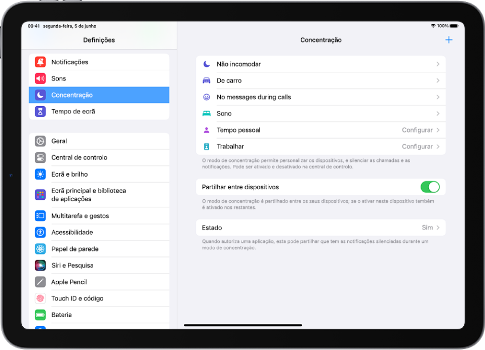 Um ecrã mostra as seis opções de modo de concentração fornecidas: Não incomodar, Conduzir, Sem mensagens ao conduzir, Dormir, Pessoal e Trabalhar. O botão “Partilhar entre dispositivos” está ativado, o que permite que as mesmas definições de modo de concentração sejam usadas em todos os dispositivos Apple.