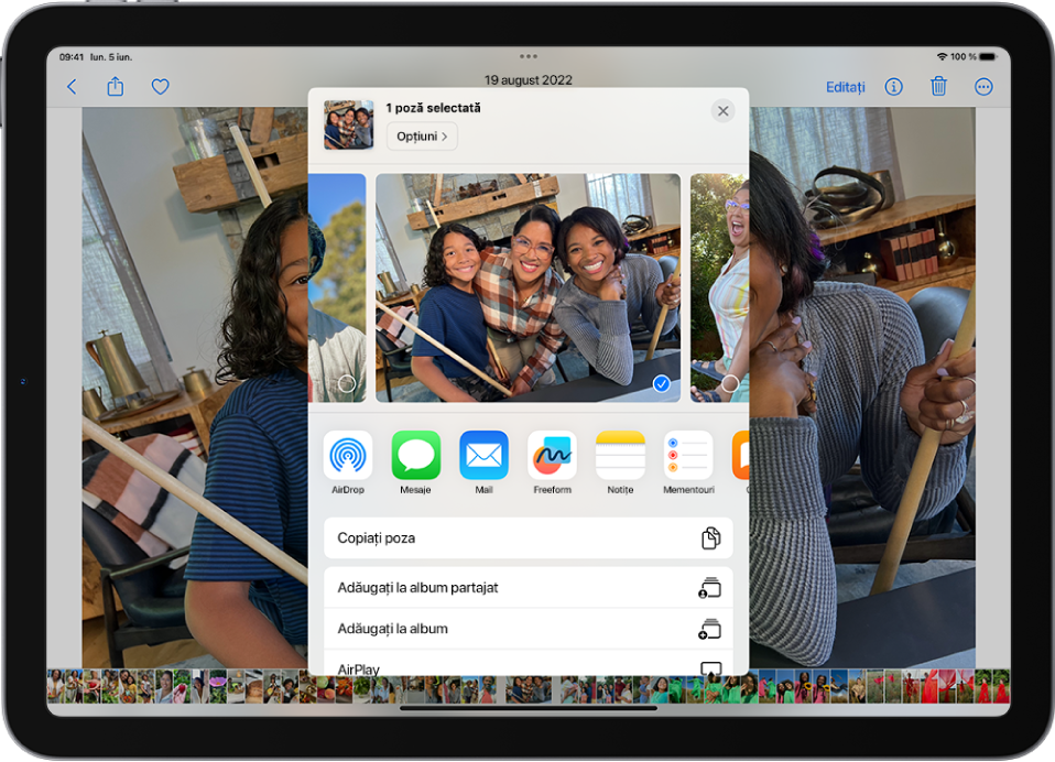 O poză este deschisă în aplicația Poze, iar opțiunile de partajare sunt afișate în mijlocul ecranului.