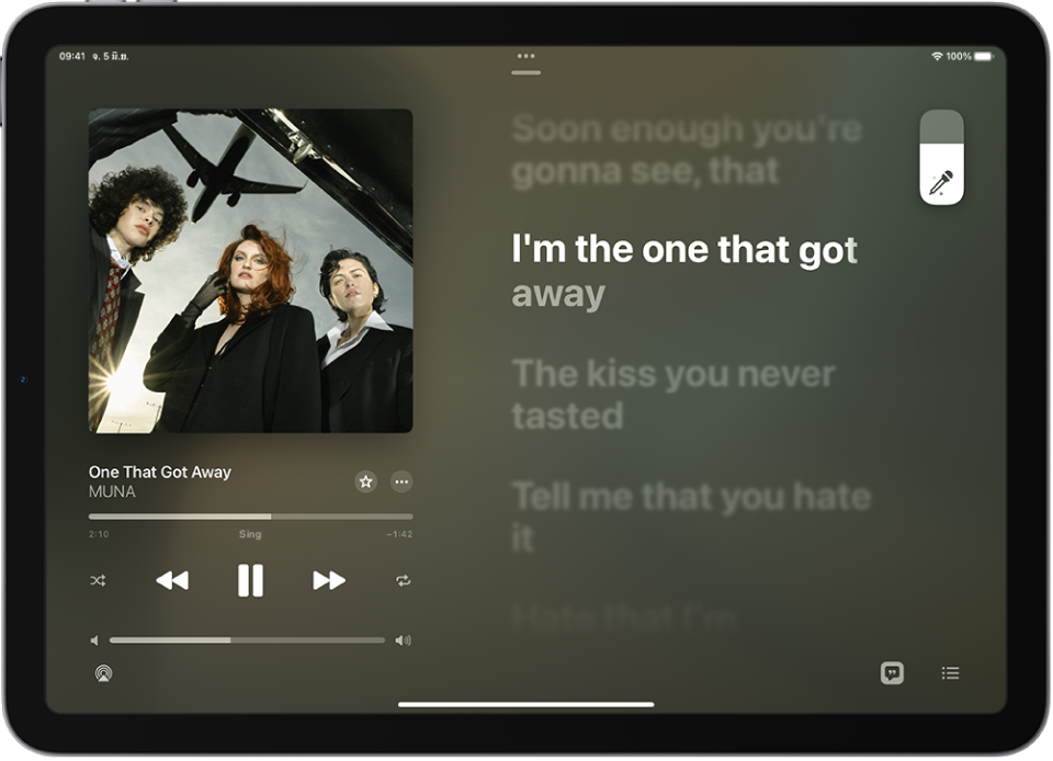 หน้าจอกำลังเล่นอยู่ที่แสดงเนื้อเพลงพร้อมแถบเลื่อน Apple Music Sing ด้านขวาบนสุด