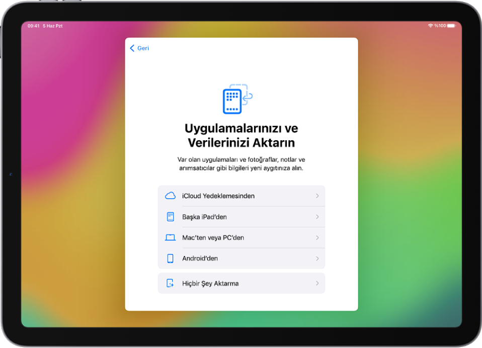 Bir iCloud yedeklemesinden, başka bir iPad’den, Mac’ten veya PC’den ya da bir Android aygıtından uygulamalarınızı ve verilerinizi aktarma seçenekleri ile ayarlama ekranı.