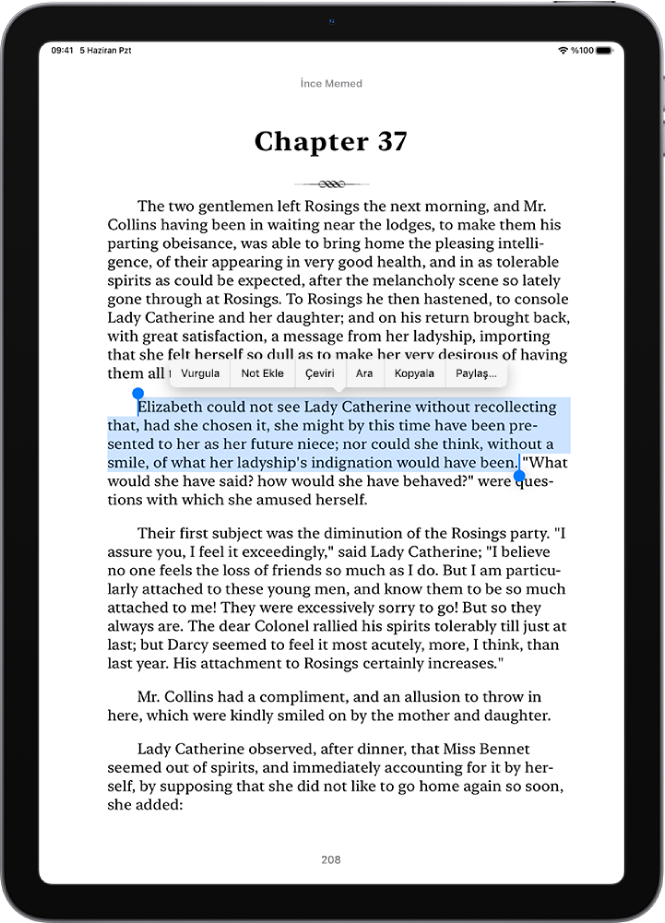 Kitaplar uygulamasında bir kitap sayfası, sayfadaki metnin bir bölümü seçili. Vurgula, Not Ekle, Çeviri, Ara, Kopyala ve Paylaş düğmeleri seçili metnin üst tarafındadır.
