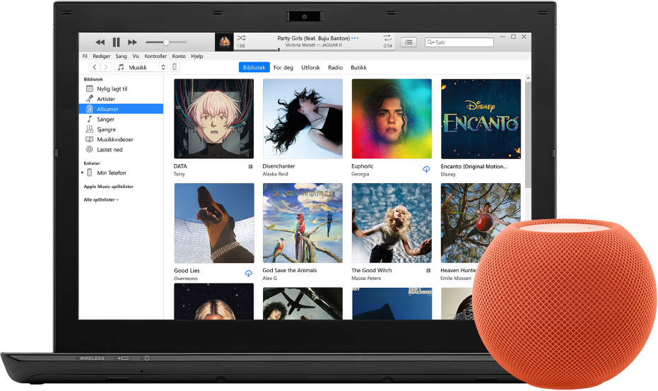 En PC med iTunes på skjermen og en HomePod mini i nærheten.