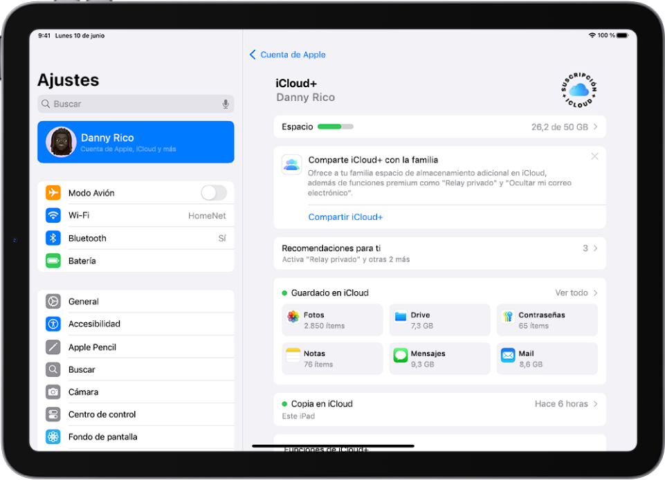 Una pantalla muestra los ajustes de iCloud, incluido el medidor de almacenamiento de iCloud y una lista de apps y características, como Fotos, iCloud Drive, Contraseñas, Notas, Mensajes y Mail.