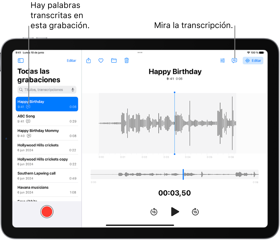 Una grabación realizada en la app Notas de Voz. La lista de las grabaciones está a la izquierda, con una grabación seleccionada arriba. A la derecha, la onda tiene un cursor de reproducción que puedes arrastrar para ir a un punto determinado de la grabación. Sobre la forma de onda están los botones Compartir, Favorita, Trasladar, Eliminar, “Ajustes de reproducción”, Transcripción y Editar. Debajo de la línea de tiempo están los controles de reproducción.