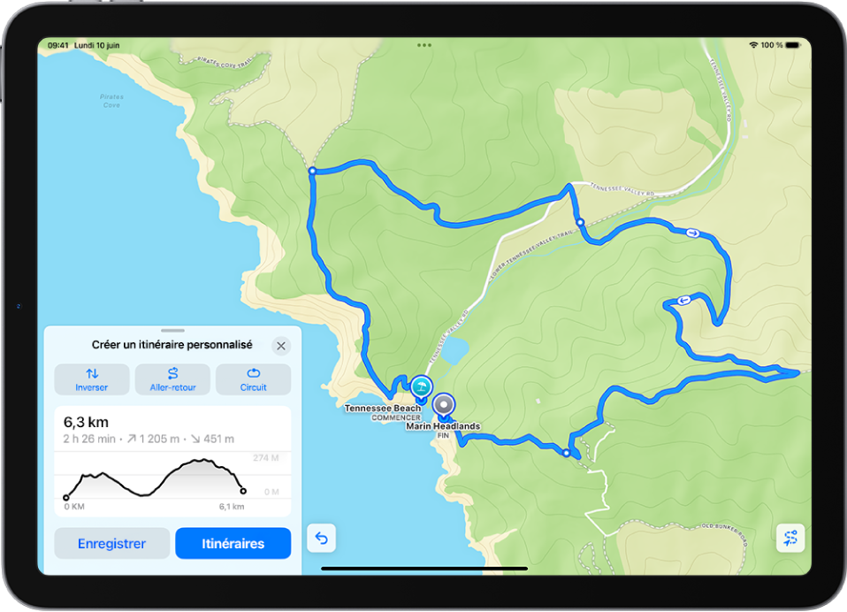 Itinéraire personnalisé dans l’app Plans, avec la distance, le profil de dénivelé, la durée estimée ainsi que des options pour enregistrer le circuit ou afficher l’itinéraire jusqu’au point de départ du sentier.