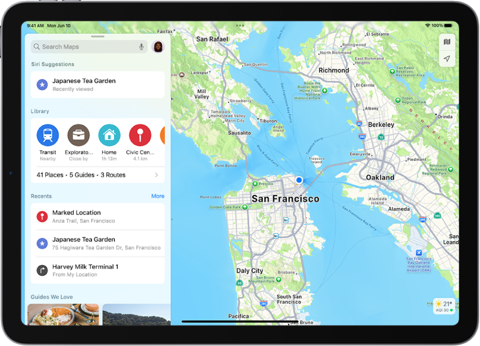 App Peta menampilkan peta suatu area. Bidang pencarian terdapat di kiri atas, dan di bawahnya terdapat Saran Siri, tempat yang dipin di perpustakaan, pencarian terbaru, dan panduan yang direkomendasikan.