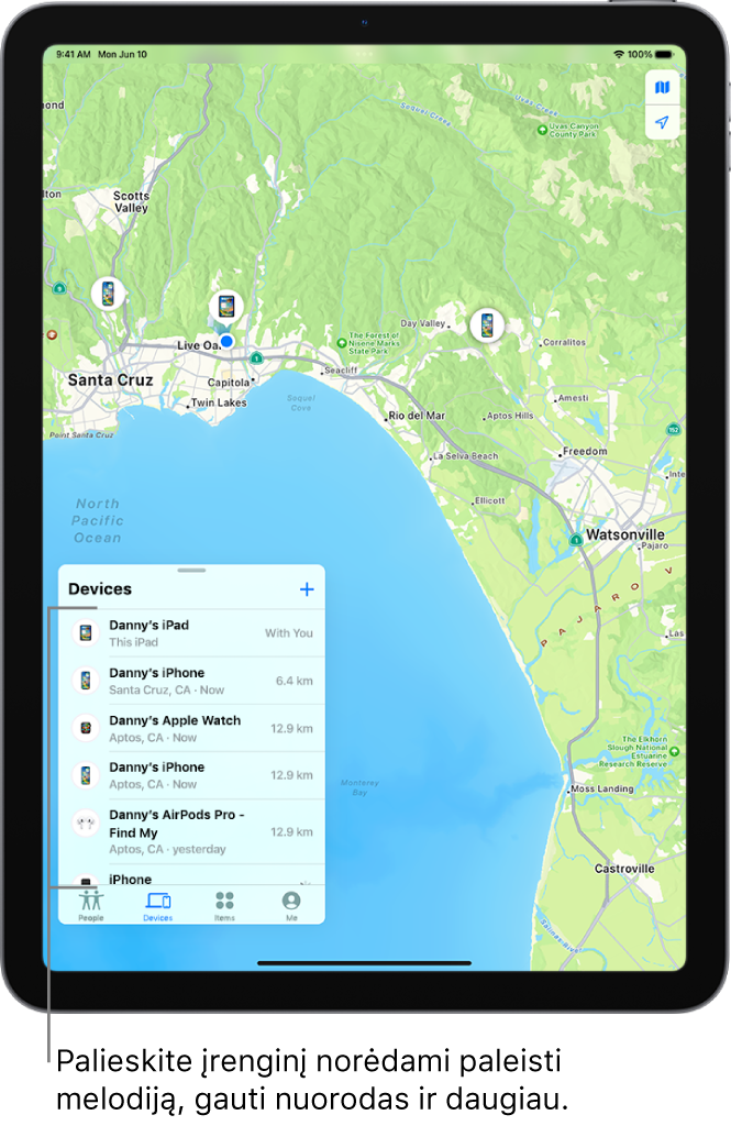 „Lokatorius“ ekranas, atidarytas sąrašas „Įrenginiai“. Įrenginių sąrašas apima „Danny’s iPad“, „Danny’s iPhone“, „Danny’s Apple Watch“ ir „Danny’s AirPods Pro“. Jų vietos rodomos Santa Kruzo žemėlapyje.