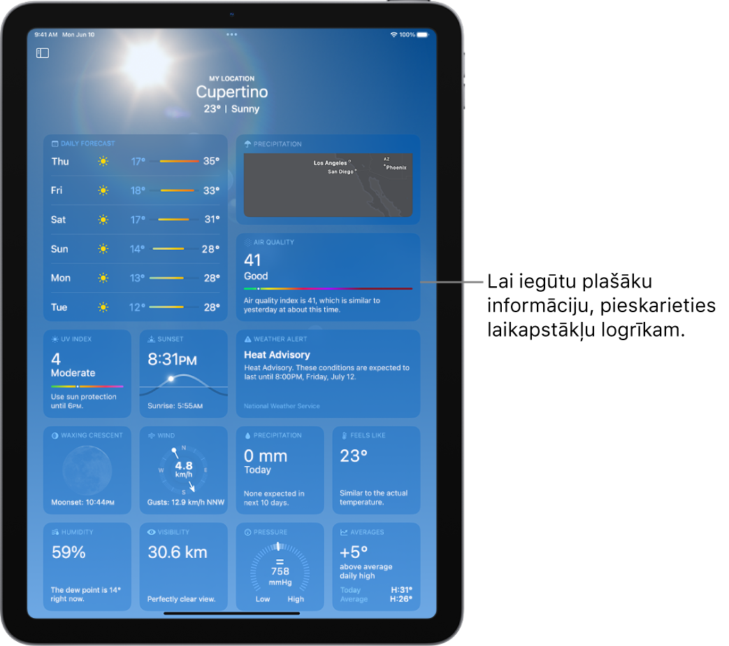 Ekrāns Weather, kur augšpusē redzama atrašanās vieta un zem tā ir pašreizējā temperatūra un laikapstākļi. Pārējā ekrānā ir informācija par laikapstākļiem, piemēram, desmit dienu prognoze, nokrišņu karte, mēness pozīcija, vēja virziens un ātrums, UV indekss, saulrieta laiks, temperatūras sajūta un nokrišņu prognoze.