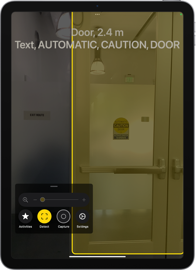 App Pembesar terbuka dan pintu sedang dikesan. Perihalan menunjukkan jarak anda daripada pintu dan teks pada pintu.