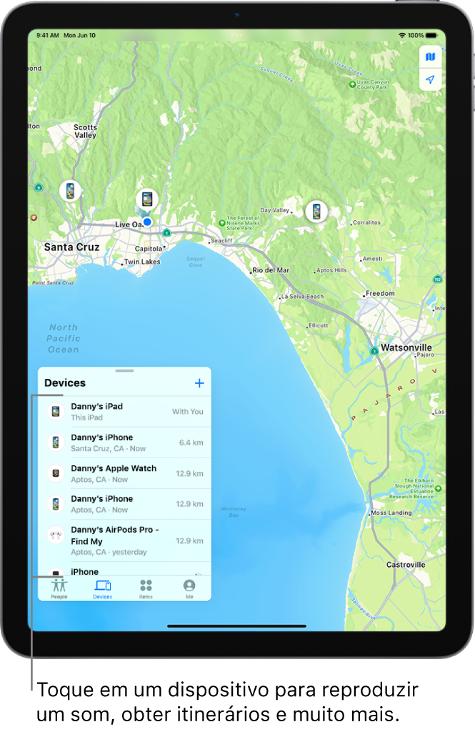 Tela do app Buscar aberto na lista Dispositivos. A lista de dispositivos inclui iPad de Dani, iPhone de Dani, Apple Watch de Dani e AirPods Pro de Dani. As respectivas localizações são mostradas em um mapa perto de Santa Cruz.