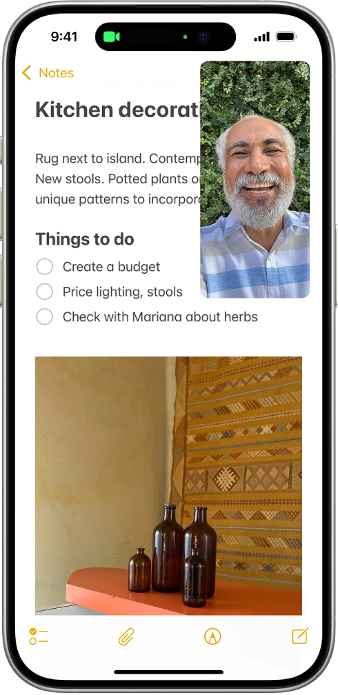 Провежда се FaceTime разговор, докато бележка за декорация на кухня запълва останалата част на екрана.
