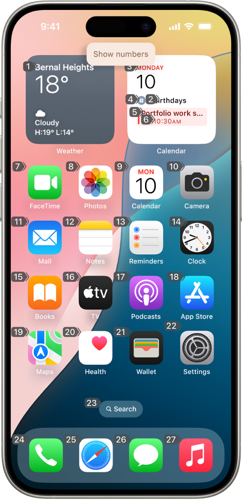 Un iPhone en què es veu un número al costat dels diferents ítems de la pantalla d’inici. A la part superior de la pantalla es mostra l’ordre del control per veu “Mostrar els números”.