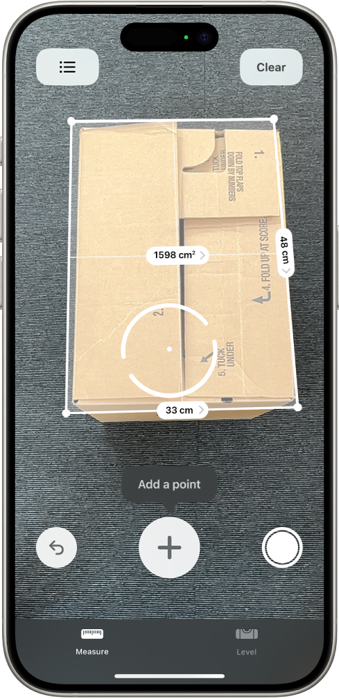 Una pantalla que mostra les mesures de les dimensions d’una caixa a l’app Mesures. L’àrea de la caixa es calculen a partir de les mesures de les dimensions.