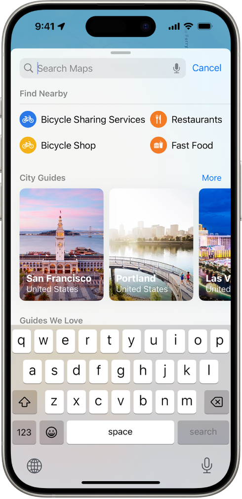 Appen Kort, der viser søgefeltet, kategorierne for tjenester i nærheden og byguider. På den nederste del af skærmen ses iPhone-skærmtastaturet.