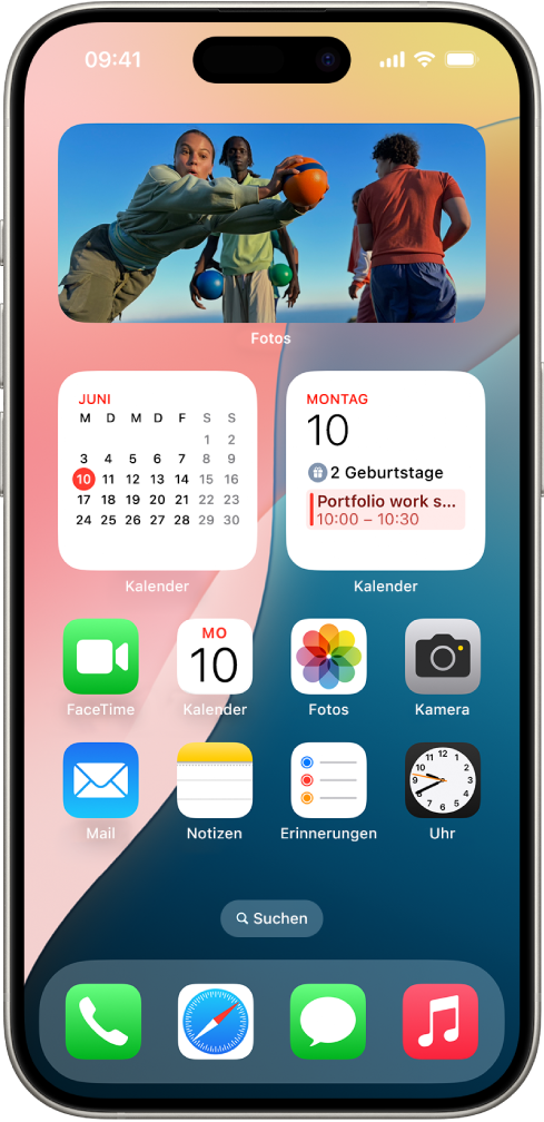 Die Widgets „Wetter“, „Erinnerungen“ und „Home“ sind auf dem iPhone-Bildschirm zu sehen. Die Widgets „Erinnerungen“ und „Home“ zeigen interaktive Funktionen an.