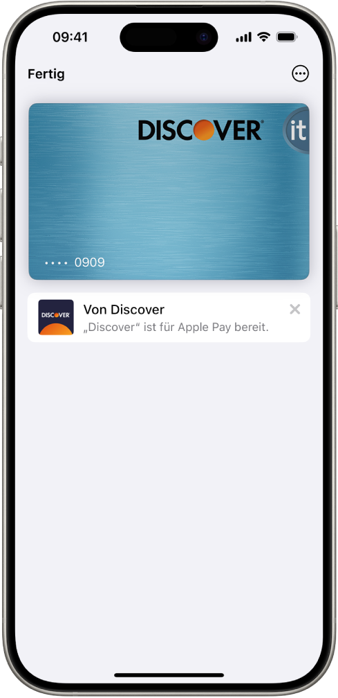 Apple Card in der App „Wallet“ mit der Taste „Mehr“ oben rechts. Unter dem Bild der Karte wird der Saldo der Karte, die wöchentliche Aktivität und die Taste für Zahlungen angezeigt. Unten befinden sich der aktuelle Kontostand des Savings-Kontos und die letzten Kartentransaktionen.