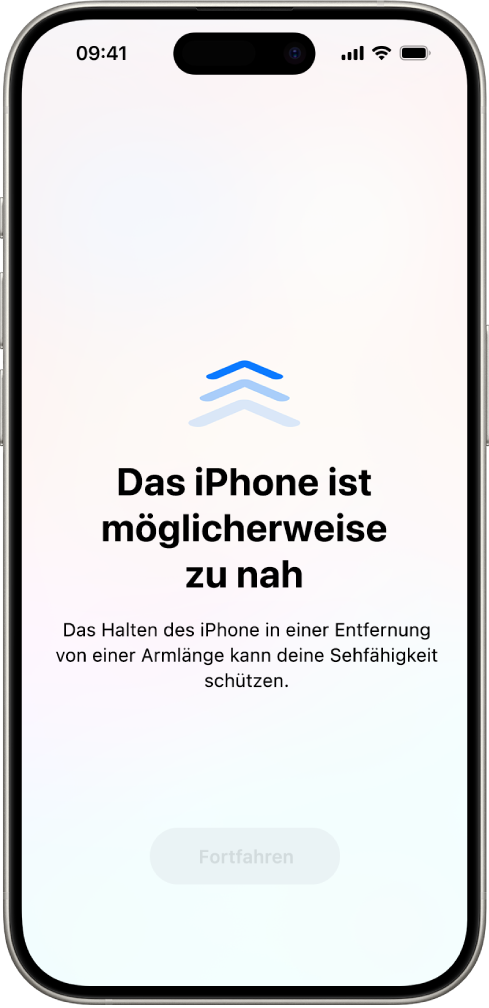 Ein Bildschirm mit einer Warnung, dass du das iPhone zu nah vor dein Gesicht hältst und dass du den Abstand vergrößern solltest, um deine Augen zu schonen. Die Warnung überlagert den Bildschirm, sodass du deine Aktivität nicht fortsetzen kannst. Die Taste „Fortfahren“ wird aktiv, wenn das iPhone sich in einem sicheren Abstand zu deinem Gesicht befindet.