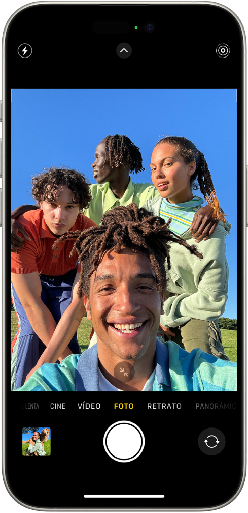 Pantalla de la app Cámara en modo Foto con cuatro personas en el recuadro de la cámara.