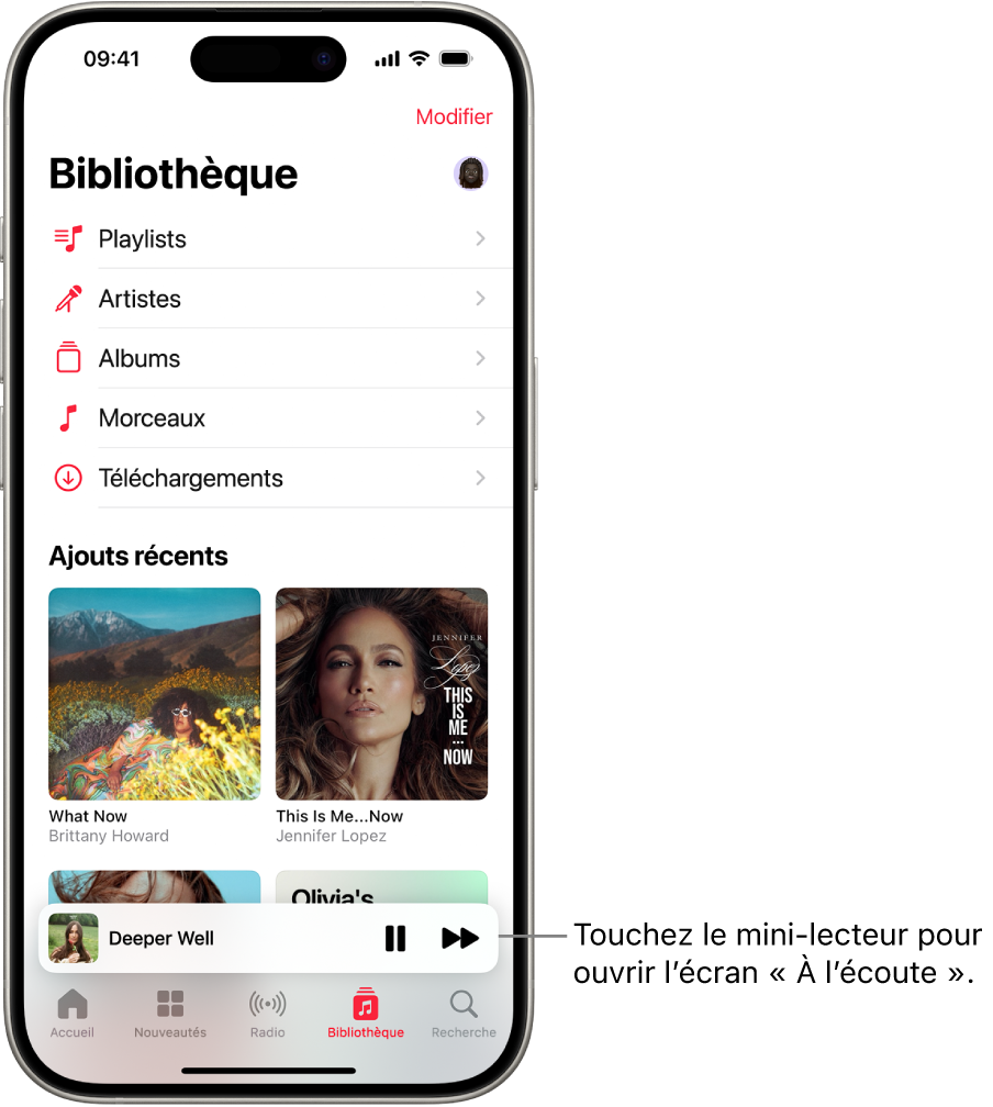 L’écran Bibliothèque, avec le mini-lecteur en bas. Le mini-lecteur affiche le titre du morceau en cours de lecture. Les boutons Pause et « Piste suivante » se trouvent à droite du titre du morceau. Touchez le mini-lecteur pour ouvrir l’écran « À l’écoute ».