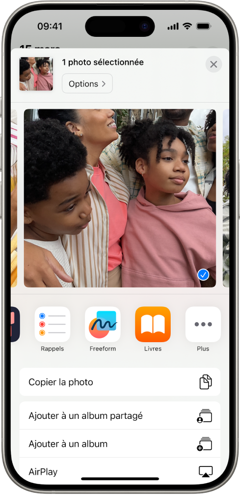 L’écran de partage d’une photo, avec les options de partage directement sous la photo ouverte, et le bouton Plus permettant de les modifier.