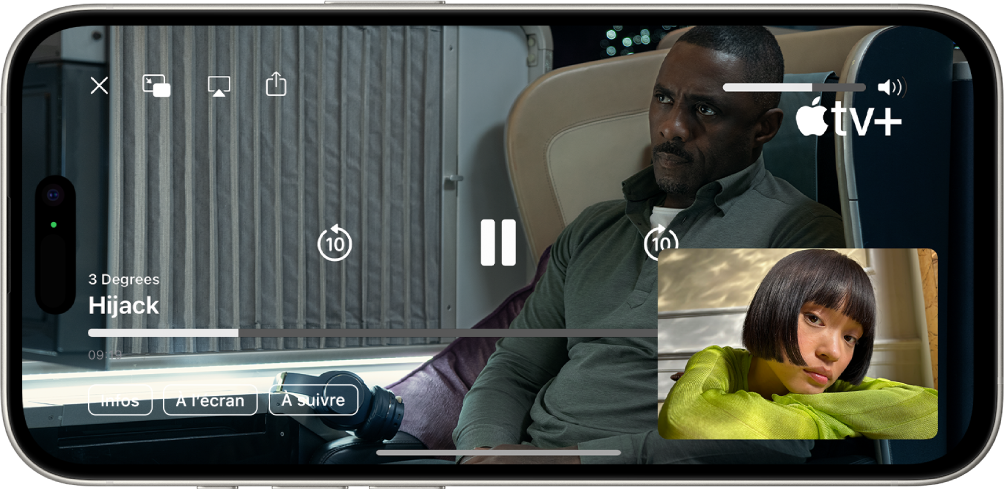 Un appel FaceTime affichant une session SharePlay avec un contenu vidéo Apple TV+ en cours de partage lors de l’appel. La personne à l’origine du partage de contenu apparaît dans une petite fenêtre. La vidéo occupe tout le reste de l’écran et les commandes de lecture se trouvent au-dessus de la vidéo.