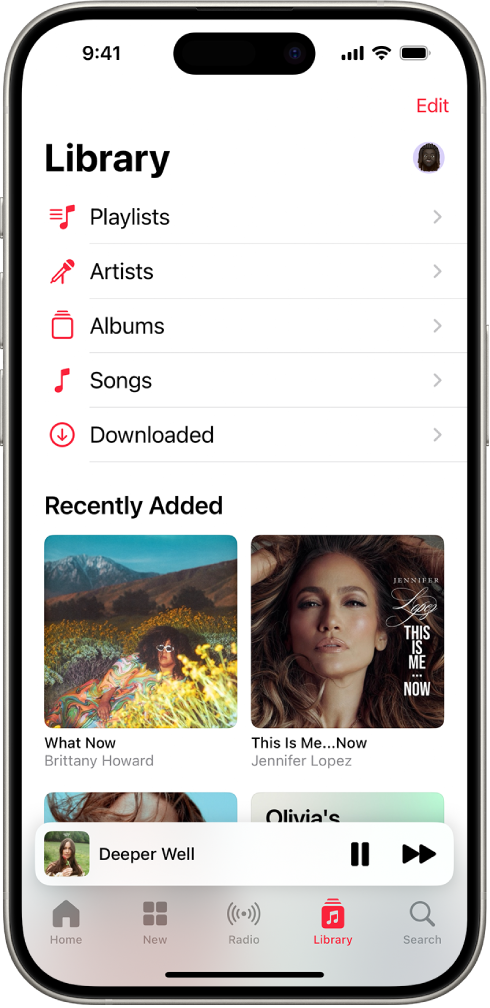 A Könyvtár képernyő különböző kategóriákkal – például Lejátszási listák, Előadók, Albumok, Dalok és Letöltve. A lista alatt a Nemrég hozzáadott fejléc látható. A mini lejátszó az aktuálisan lejátszott dal címével, illetve a Szünet és a Következő gombokkal látható a képernyő alján.