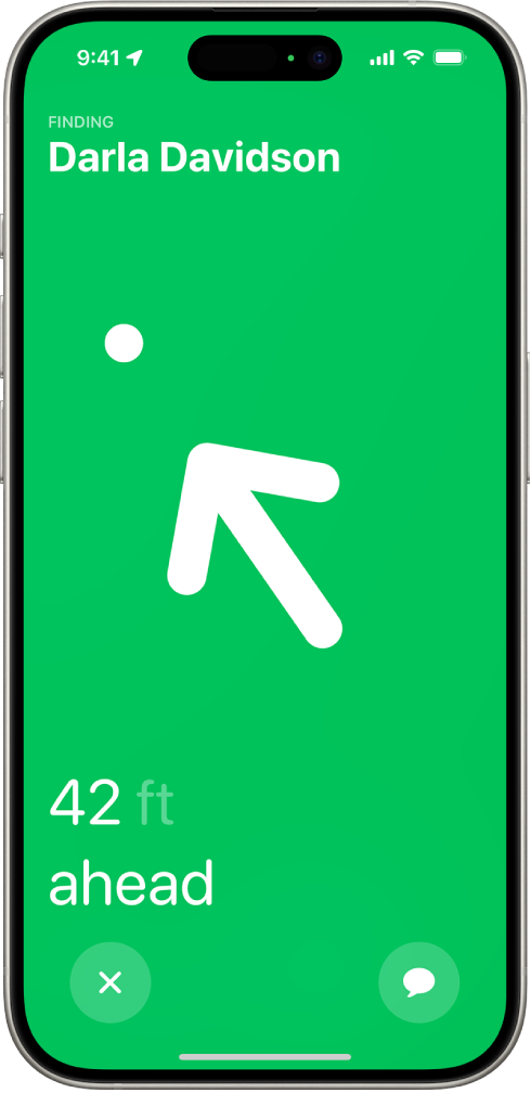 Nama orang yang sedang dicari dengan Pencarian Tepat berada di pojok kiri atas, dan panah menunjuk ke arah mereka dengan perkiraan jaraknya. Di bagian bawah layar terdapat tombol untuk menutup Pencarian Tepat dan mengirim pesan ke orang tersebut.