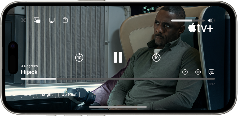 Tiek atskaņots seriāls, un ir redzami vadības elementi. Augšā pa kreisi atrodas pogas Close, Picture in Picture, AirPlay un Share. Skaļuma slīdnis atrodas augšējā labajā stūrī. Apakšā pa vidu atrodas pogas tīšanai 10 sekundes atpakaļ, pauzēšanai un tīšanai 10 sekundes uz priekšu. Apakšā pa vidu atrodas slīdnis, kuru varat vilkt, lai pielāgotu video pozīciju; pagājušais laiks un atlikušais laiks ir redzams slīdņa galos. Apakšējā labajā stūrī ir pogas Info, InSight un Up Next.