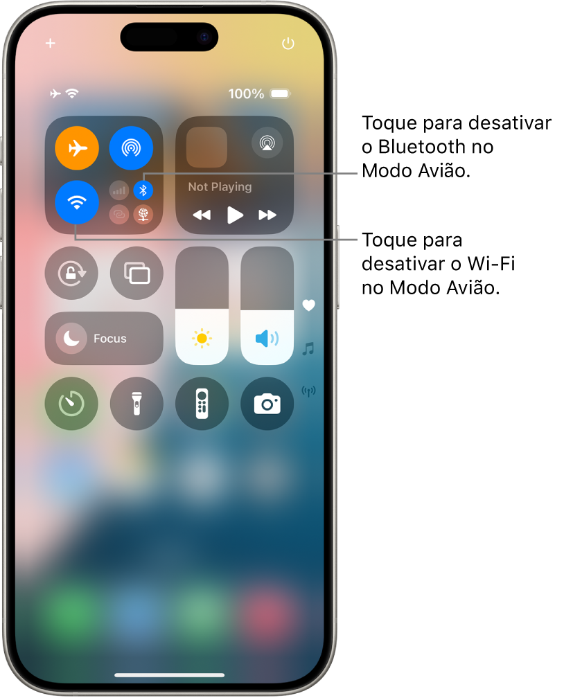 A Central de Controle do iPhone. No grupo de controles do canto superior esquerdo encontram-se o botão do Modo Avião (acima à esquerda), botão Wi-Fi (abaixo à esquerda) e o botão Bluetooth (abaixo à direita). O Modo Avião, Wi-Fi e Bluetooth estão ativados. Toque no botão Bluetooth para desativar o Bluetooth no Modo Avião. Toque no botão Wi-Fi para desativar o Wi-Fi no Modo Avião.