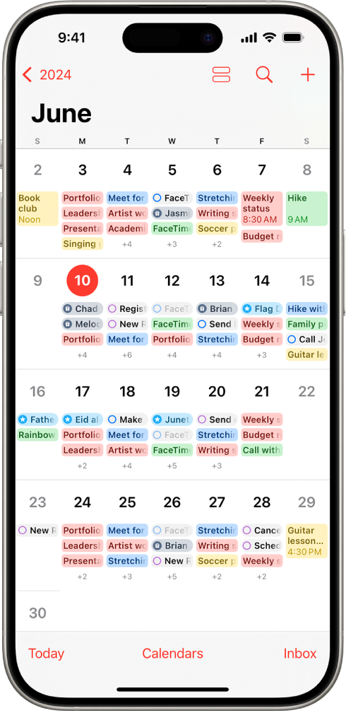 Um calendário na visualização Mensal mostrando eventos e lembretes.