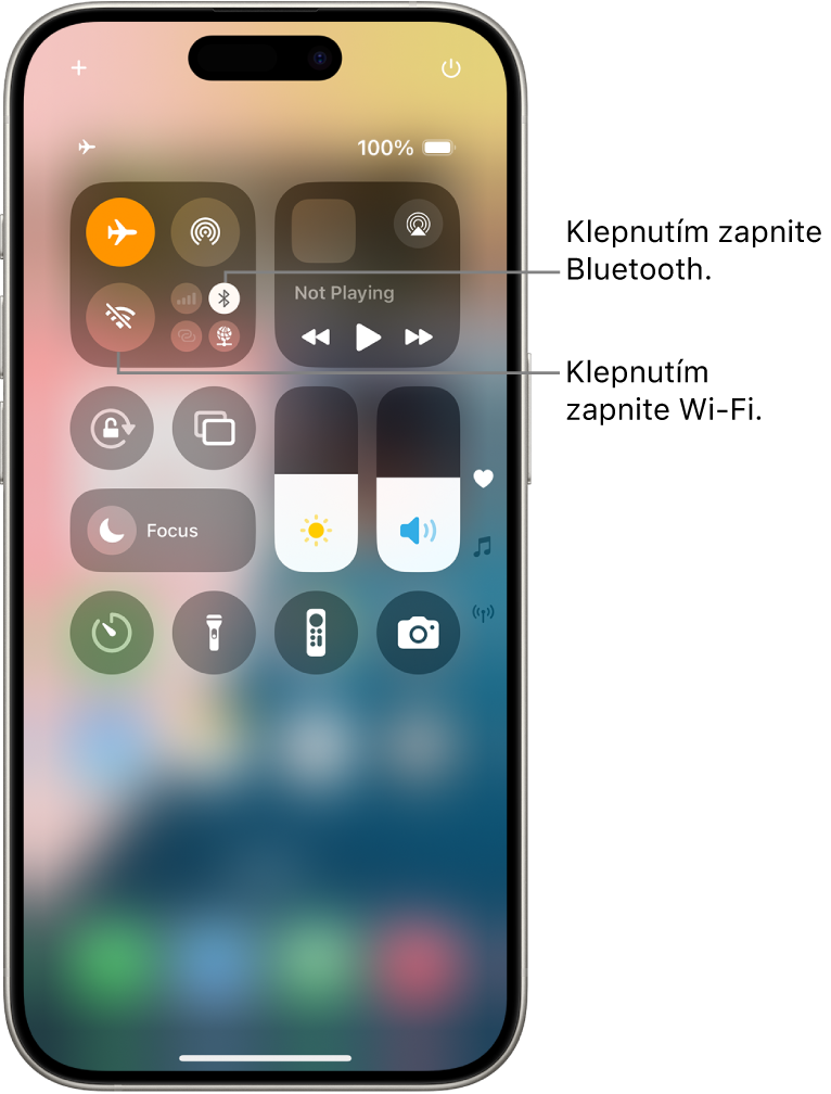 Ovládacie centrum so zapnutým režimom lietadlo zobrazuje, že Wi-Fi a Bluetooth sú vypnuté. V blízkosti ľavého horného rohu Ovládacieho centra sa zobrazujú tlačidlá na zapnutie rozhraní Wi-Fi a Bluetooth.