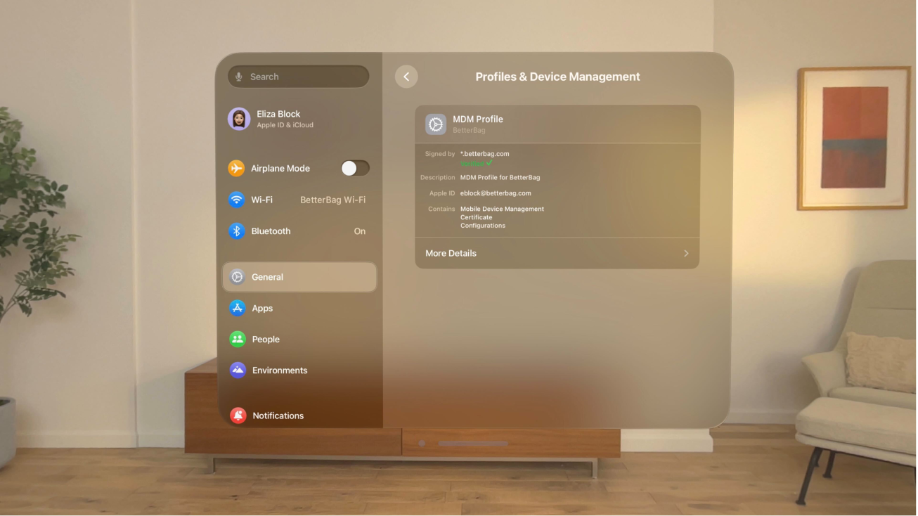 Az Apple Vision Pro a Profilok és eszközfelügyelet képernyővel, amelyen egy bejelentkezett profil látható.