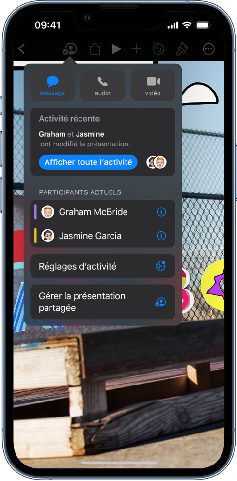 Le menu de collaboration affichant le nom des personnes qui collaborent sur la présentation.