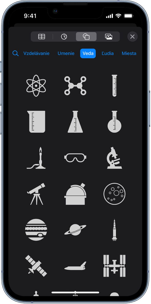 Menu Vložiť s tlačidlami v hornej časti na pridávanie tabuliek, grafov, tvarov a médií.