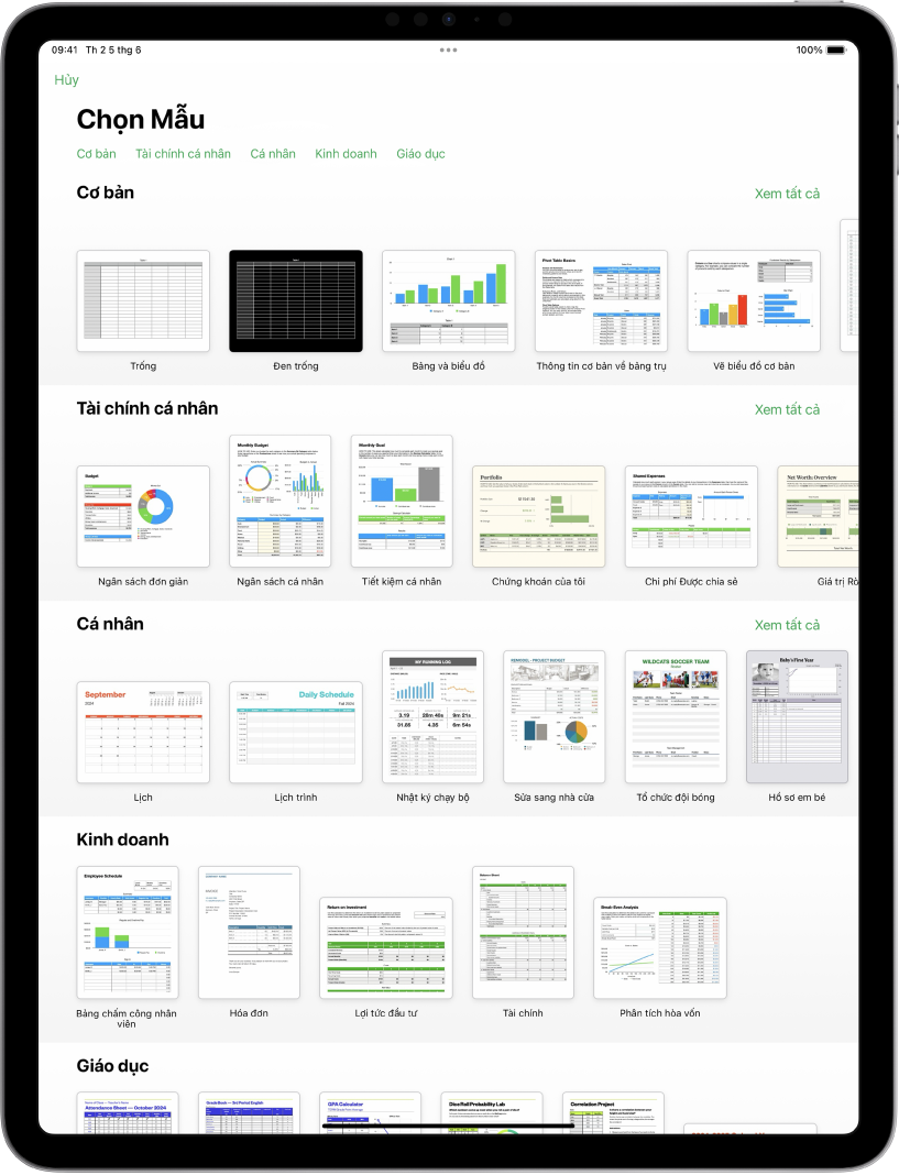Bộ chọn mẫu, đang hiển thị một hàng các danh mục dọc trên cùng mà bạn có thể chạm để lọc các tùy chọn. Bên dưới là các hình thu nhỏ của các mẫu được thiết kế sẵn được sắp xếp trong các hàng theo danh mục, bắt đầu từ Gần đây ở trên cùng và tiếp theo là Cơ bản và Tài chính cá nhân. Nút Xem tất cả sẽ xuất hiện phía trên và ở bên phải của từng hàng danh mục. Nút Ngôn ngữ và Vùng ở góc trên cùng bên phải.