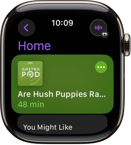 L’app Pòdcasts de l’Apple Watch amb la pantalla d’inici i la il·lustració del pòdcast. Toca la il·lustració per reproduir l’episodi.