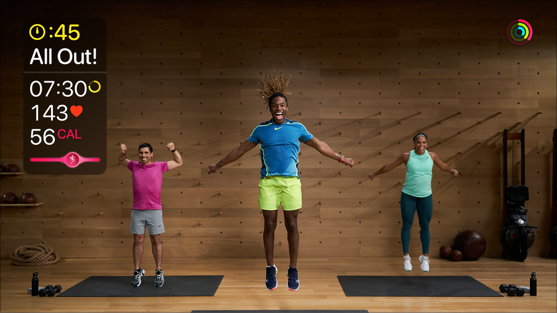 Fitness+ vadba v napravi Apple TV, ki prikazuje podatke v živo iz ure Apple Watch