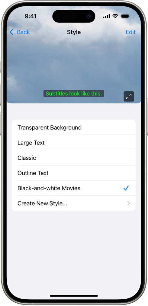 iPhone, който показва пример за субтитри с персонализиран стил.