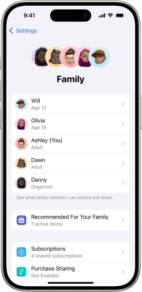 Pantalla “En família” a l’app Configuració. Apareix una llista amb cinc membres de la família. A sota dels noms hi ha recomanacions familiars i les opcions “Subscripcions” i “Compres compartides”.