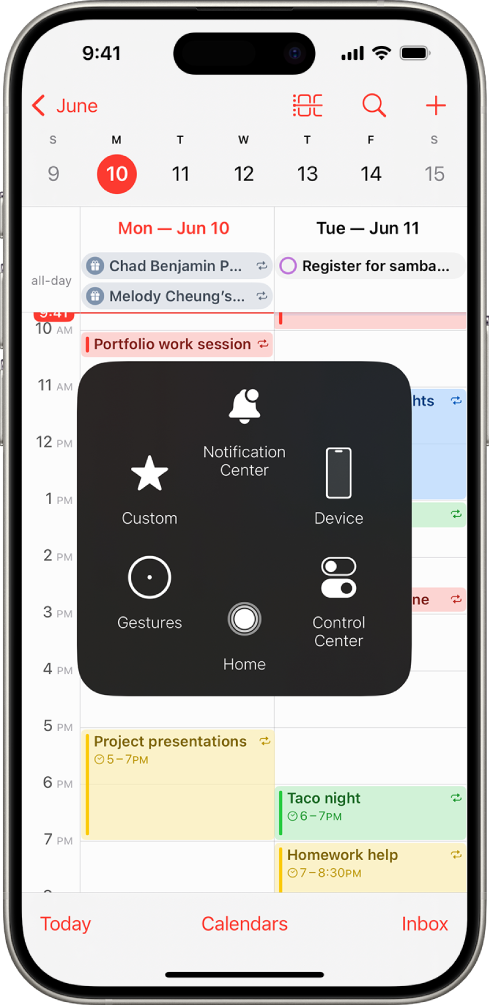 En iPhone med AssistiveTouch-menuen åben, der viser betjeningsmuligheder til Notifikationscenter, Enhed, Kontrolcenter, Hjem, Bevægelser og Speciel.